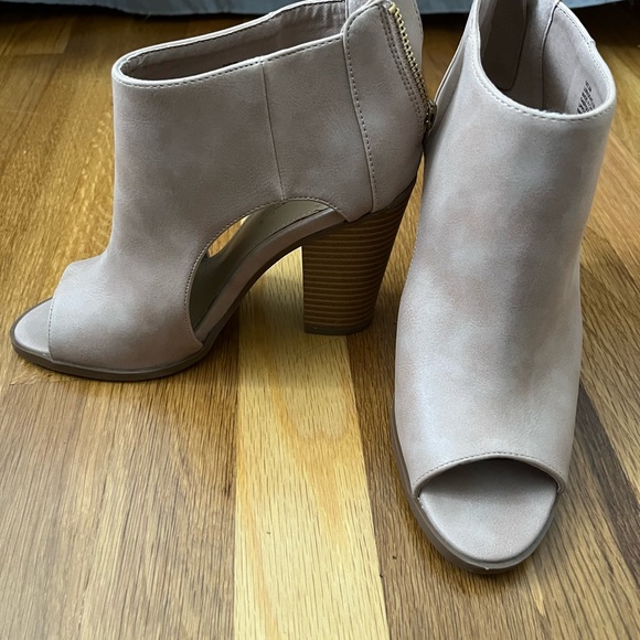 Blush Cutout Heeled Sandal - Picture 2 of 3